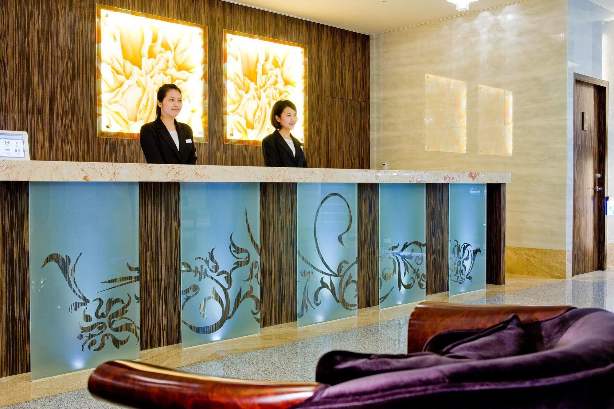 Taipei Garden Hotel - Ximending Exteriör bild Reception desk at the hotel